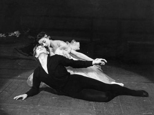 galina-ulanova:Rudolf Nureyev and Margot Fonteyn in Giselle (Royal Ballet)
