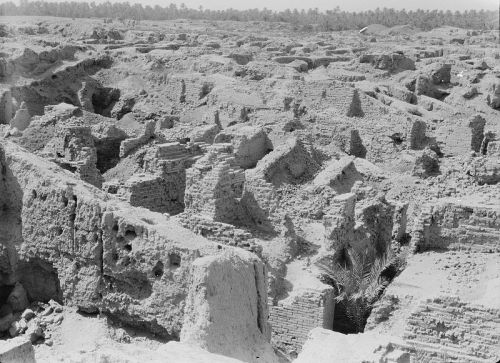 worldhistoryfacts:Top: Plan of the ruins of Babylon, 1905.  Bottom: Ruins of Babylon, 1932. 