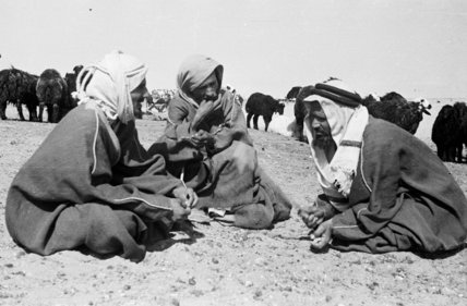 بورتريه لثلاثة رجال من عتيبة. - 1945م.تصوير: ولفريد ثيسجر.Seated portrait of three Utaybah Bedouin m