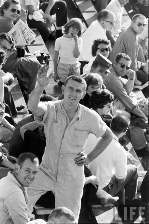 Race fans, Louisville, Kentucky(Francis Miller. 1961)