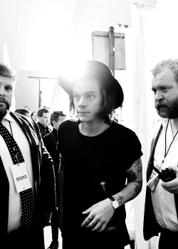 harrystylesdaily:  2014 American Music Awards - Backstage 