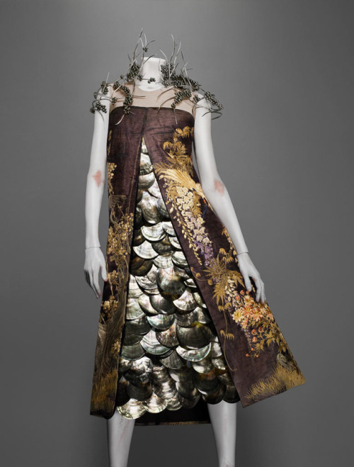 cair–paravel:Alexander McQueen Spring/Summer 2001 (Voss), model: Karen Elson.