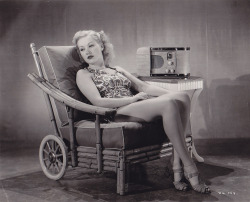 vintageeveryday:  25 beautiful black and white portraits of Betty Grable in the 1930s and 1940s.