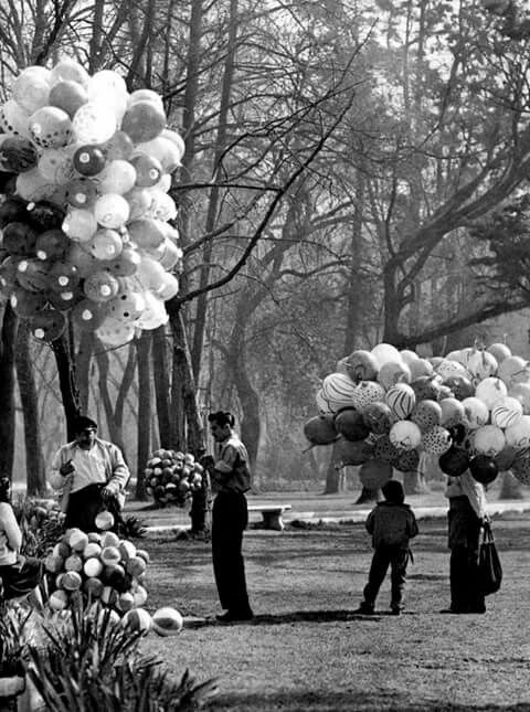 mexicoantiguo - Vendedores de globos en el Bosque de Chapultepec...