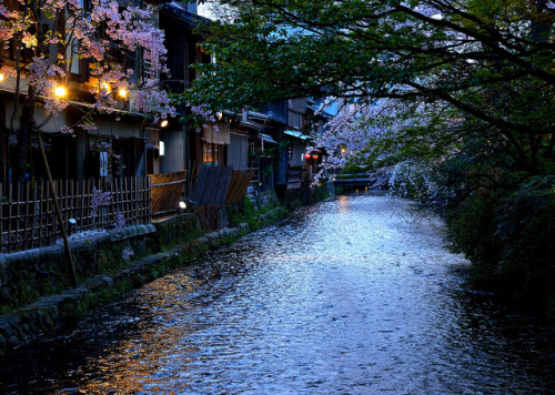 runninginthesky:  Twilight at Gion by Giovanni88Ant Gion Shirakawa, Kyoto