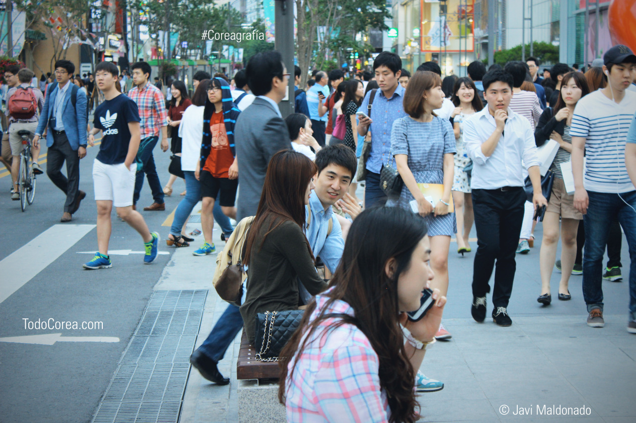 III. Una tarde de verano en Sinchon.
–De la serie: Coreanos amontonados