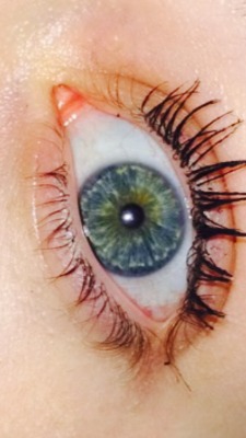 HERES A COMPLETELY UNEDITED UNFILTERED PICTURE OF MY EYEBALL