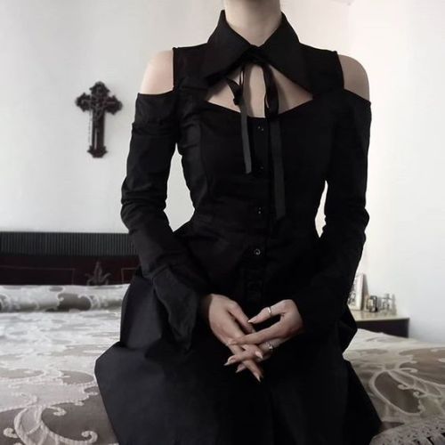 amaranth-devl:@pale-tale:  Exorcista shirt dress possessed my heart. ♰