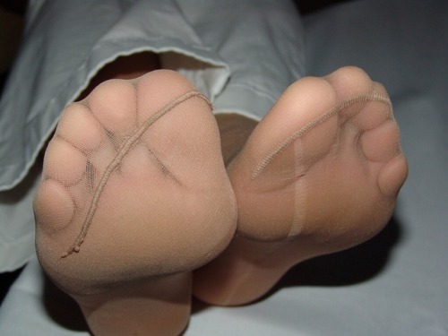toetallyarouses: Nylon soles. Sometimes we make a run like this in my wife’s stockings during 