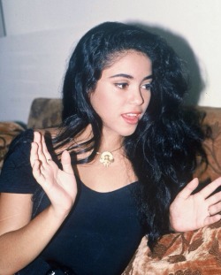 motherslockupyoursons:  workbleach:Shakira, 1992  She’s incredible with black hair wowzzaaaa