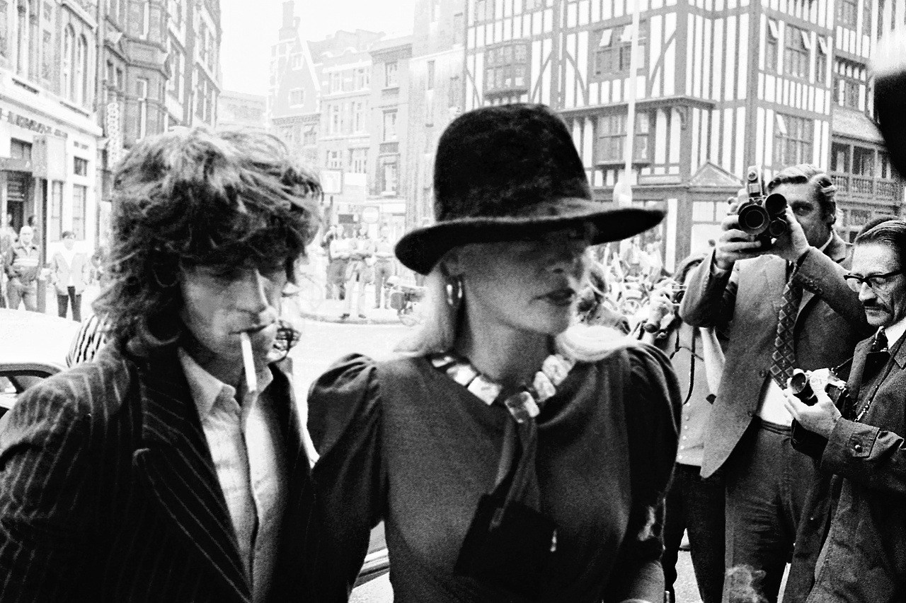 camillejaval:  Anita Pallenberg and Keith Richards arriving at Marlborough Street