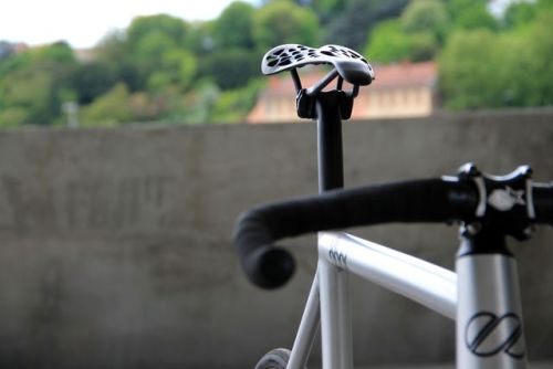 Petit nouveau: 8 bar Krzberg V6 raw M/ 49T Stronglight track 2000/ 15T/ Mavic Ellipse/ hutchinson fu