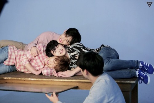 164cm-of-talent:Photo concept: lets take the maknae, stack on the person who looks most like a makna