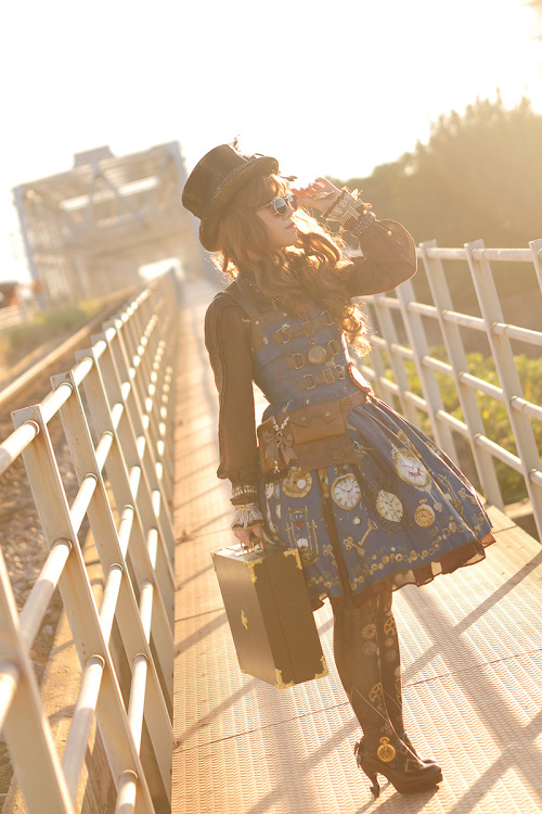 shadow-walk:  My first time trying steampunk lolita. I made it for the Metamorphose 2014 coordinate contest. If you haven’t already, please support Meta by checking out all the entries here! There’s no limit to how many photos you can like, and there’s