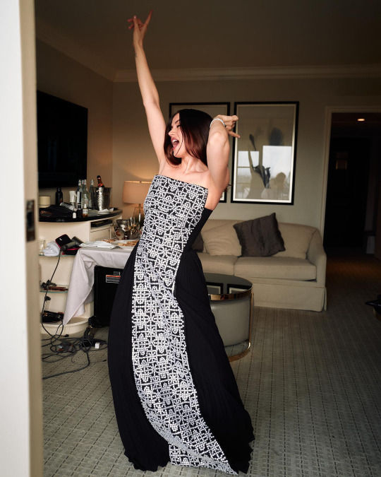 stunning females — ANA DE ARMAS getting ready for the Golden Globes |...