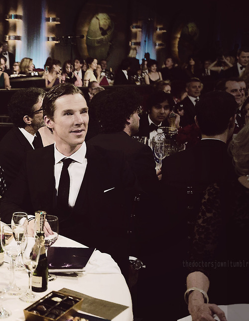 Benedict at the Golden Globes sitting at a table next to the cast of ‘The Big Bang Theory&rsqu