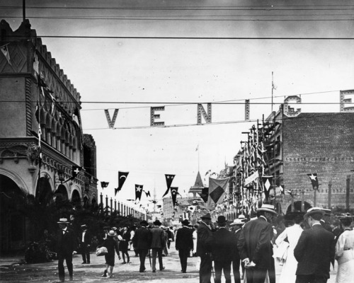 Well-dressed visitors to Venice of America stroll down Windward Avenue towards the boardwalk and pie