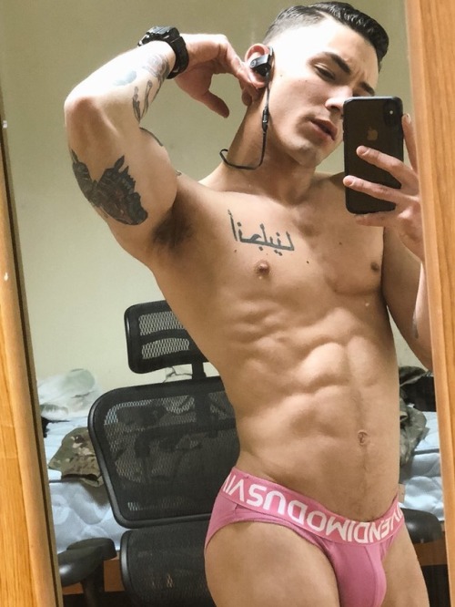hot4dic2:  sebastian25pr:  boricuadream:  😍  Se ve pasivo pero rico puñeta   Hot4dic2.tumblr.com —— Follow me and I will check out your page. If I️ like what I see I will Follow you back!Send me selfies and other hot pics to hot4dic2@gmail.com