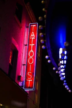 untraditionalsrob:  Neon Tattoo Sign - London  Come in..