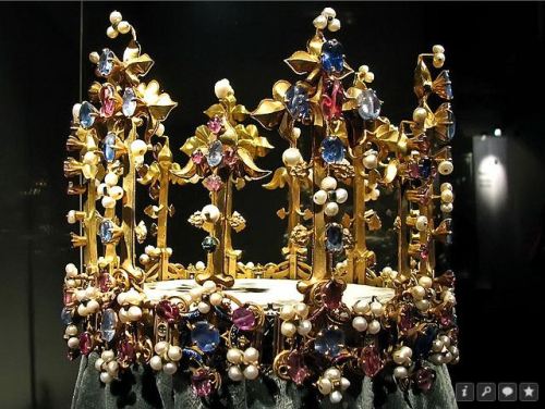 Crown of an English queen(known as Bohemian or Palatinate Crown),the oldest surviving crown of Engla
