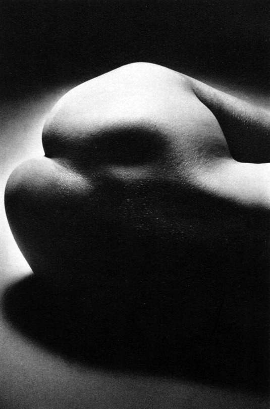 roundedcurves2:Derriere, Paris by Jeanloup Sieff