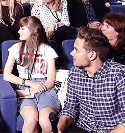 isecretlylike1d:  while everyone else was looking at harry, i was watching this girl