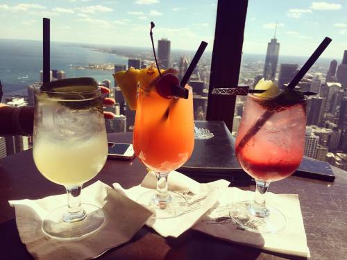 Drinks with a view #chicago #mocktails #whyaminot21 #panorama #view #hancock #skyscrapers (at The Si