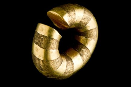 fuckyeahvikingsandcelts: Hoard of 3,000-year-old gold treasure discovered in North WalesA hoard of a