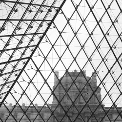 glimpse (at Pyramide du Louvre)