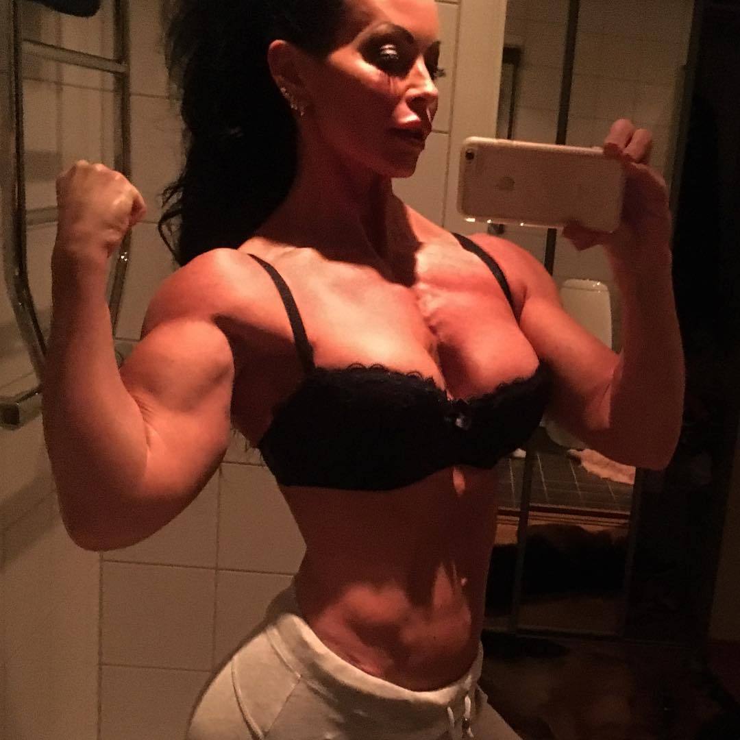 musculargoddesses:  Adriana Kuhl