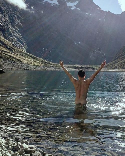 drishtidudeDay 15: Skinny Dipping in an Icy Mountain Lake&hellip; Check!!!! #newzealandbound #ne