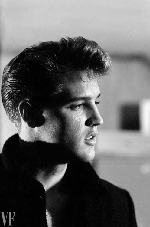 vanityfair:  A big hunk o’ happy birthday to Elvis Presley!  Photograph by Henri Dauman. 
