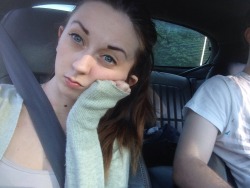 cummbunny:  grumpy in da car with darfin