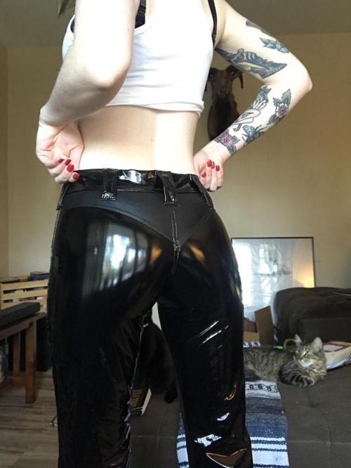 babes-in-latex:My ass is looking great in my new pants [f] It sure does so post more if you like we 