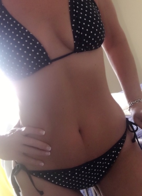 curiouswinekitten2:  Happy Cleavage Sunday! Here’s some “Wishing it were summer” Cleavage!! ❤️💋 @goingdown64   🌸🌸🌸.  Thank you for submitting to cleavage Sunday, gorgeous!