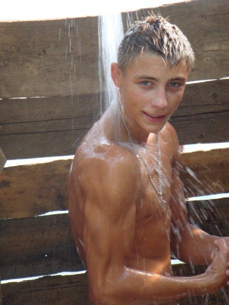 ucfboitoy:  Mmmm wet muscle blonde stud… 