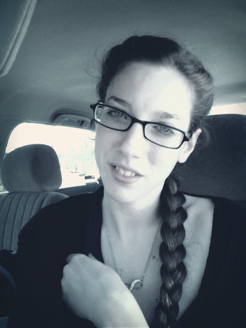 sex-like-a-nympho:  have to braid my hair extra for our excursions  Pretty gal.