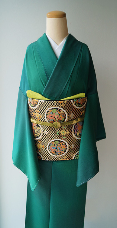 tanuki-kimono:I love this iromuji deep green color. And this dragon and phoenix obi by Tatsumura is 
