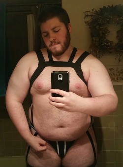 seandacari:  imthehuggernaut:  So I’m finally starting to feel better. I thought I’d try out some poses with the new body harness.   Baaaaby, those thighs!