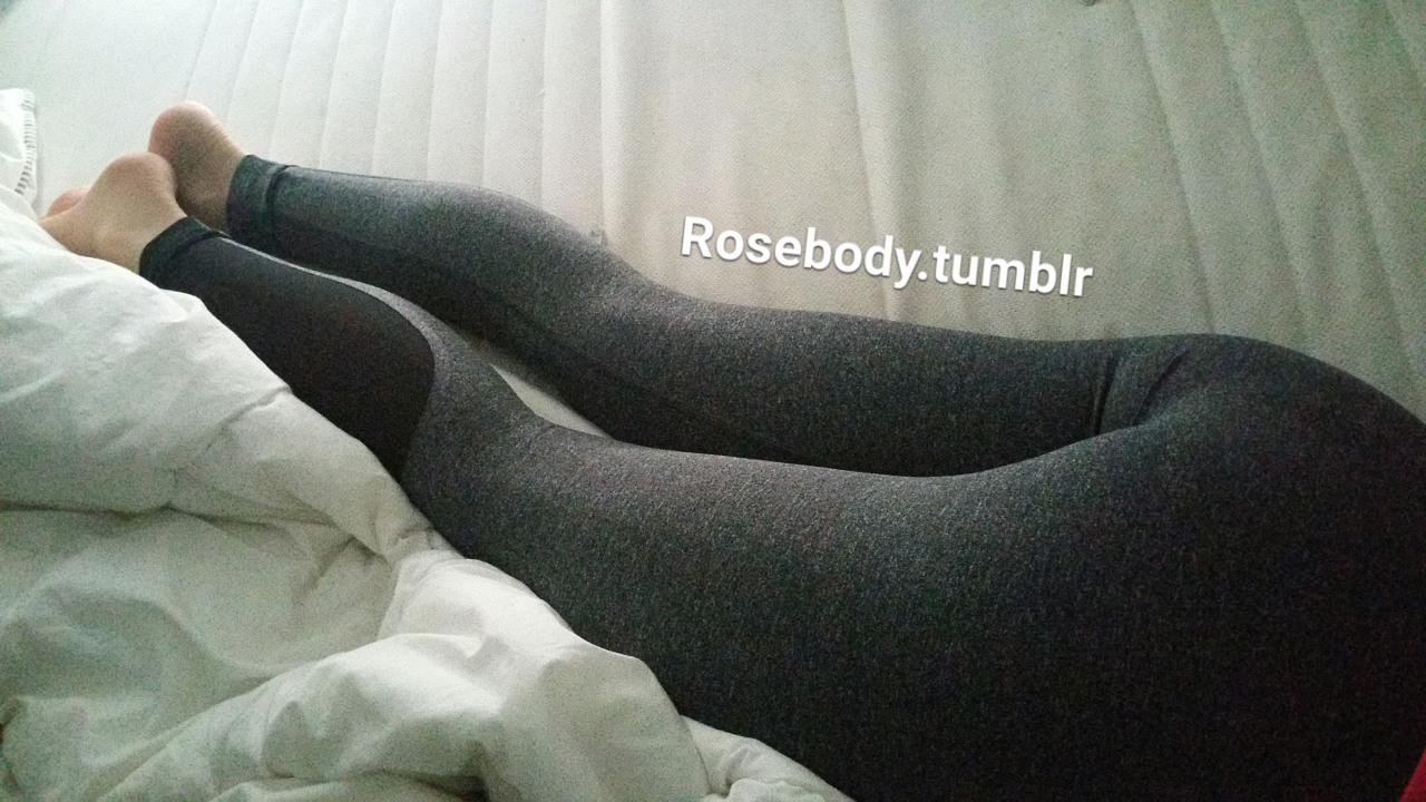 rosebody:This is why you always should flirt with yoga pants girls, our workout feet