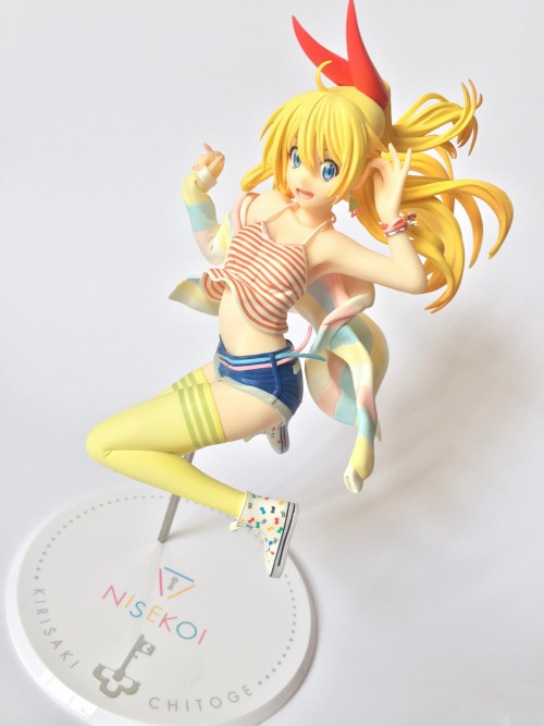 Hello everyone!I’m back with another figure review and this time we have our tsundere Chitoge Kirisa