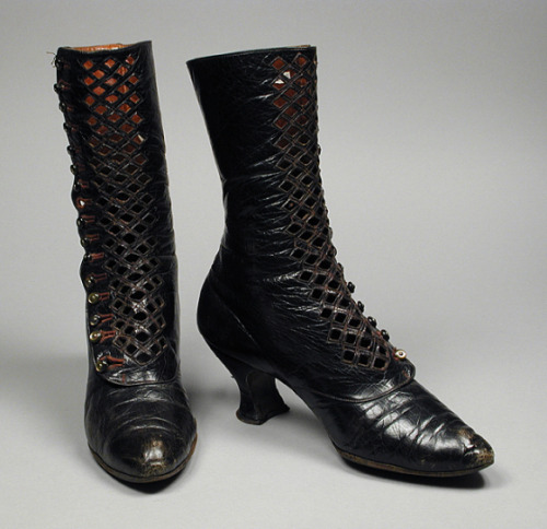 whenasinsilks:Pair of women’s boots, leather, c. 1901, French.