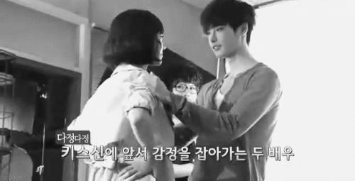 cowwgirl:  Cutie Jongsuk not knowing where to hold Jin Se Yeon for their kiss scene.