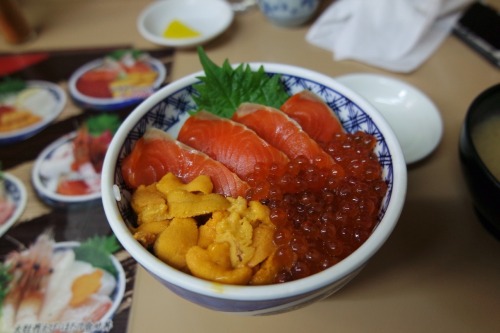 kireidesu:This mornings yummy breakfast at Nijo fish market in Sapporo. Salmon, ikura and uni. Wit