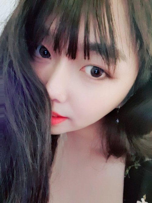 cdlover111:  Feeling so hot today❤  날씨 너무 더워❤  Cutie 