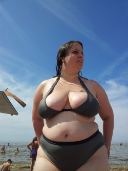 Love your big soft curves placed in your bathing suit.  Great breasts hanging low.  STROKE 