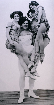  (via Circus and burlesque. vintage photo