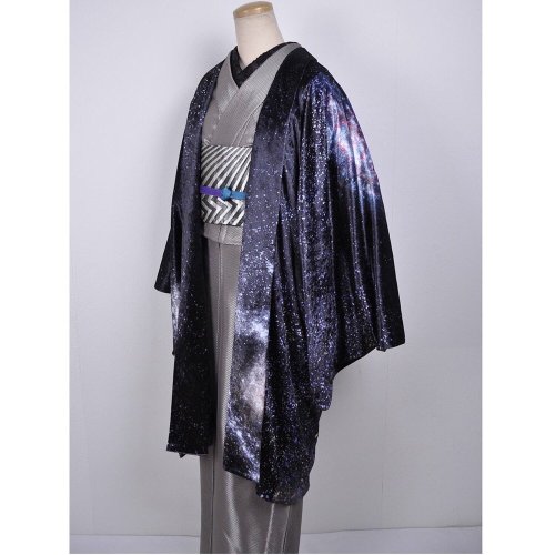 Luscious (with just the right hint of campy) velvet haori by Rumi rock. That crow looks so beautiful