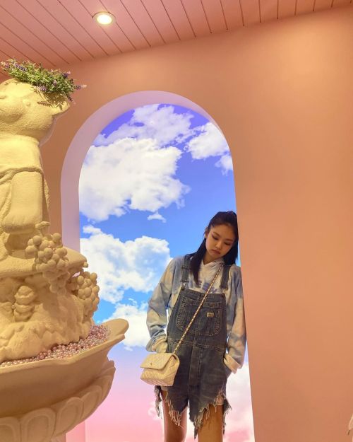 blackpinkofficial: [IG] 200512 jennierubyjane:  A happy day since I saw Blinks  Trans