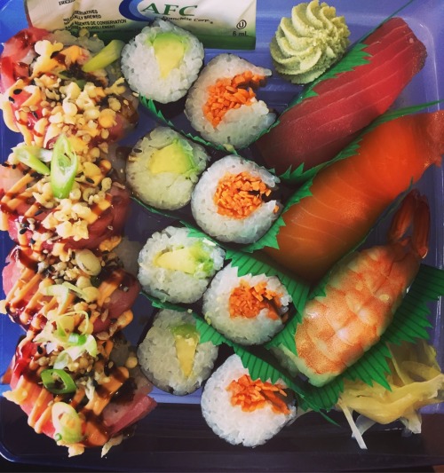 #sushi #sushisampler #nigiri #maguro #sake #ebi #shrimp #tuna #salmon #kani #delicious #healthy #gin